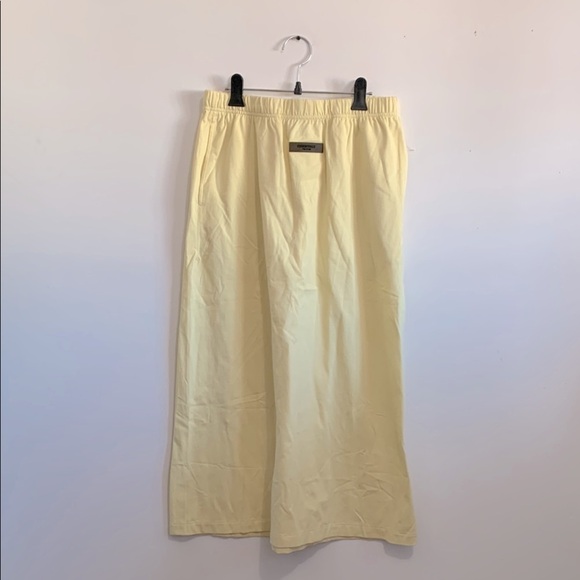 BNWOT FEAR OF GOD ESSENTIALS logo-patch straight skirt size M in light yellow - Picture 3 of 5